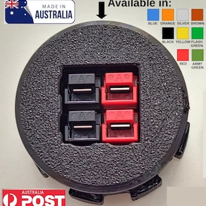 Könnte beinhalten: Ein schwarzer Kunststoffstecker mit vier Anschlüssen. Der Stecker hat zwei Reihen mit jeweils zwei Anschlüssen, die jeweils mit einem kleinen roten und schwarzen Draht versehen sind. Der Stecker ist in verschiedenen Farben erhältlich, darunter Blau, Orange, Silber, Braun, Schwarz, Gelb, Flash-Grün, Rot und Armeegrün.