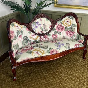 Vintage Victorian Floral Settee – 1:12 Scale Dollhouse Miniature