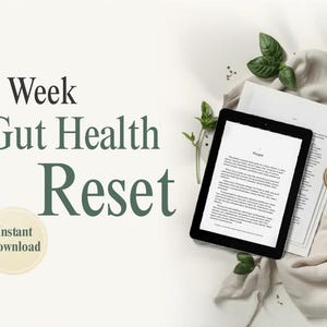 Könnte beinhalten: Ein digitales Tablet mit Text, mit den Worten "4 Week Gut Health Reset" und "Instant Download" im Bild. Das Bild enthält auch eine Tasse Tee, frisches Basilikum und einen Stapel Papier.