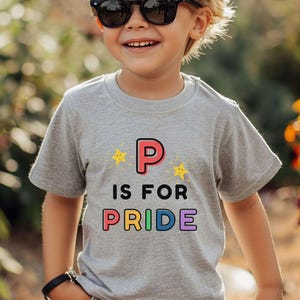 P wie Pride Shirt Kinder Pride Month Shirt LGBTQ + Shirt Regenbogen T-Shirt Pride Support Tshirt Gleichheit Shirt für Kid Ally Feiern Pride Kids