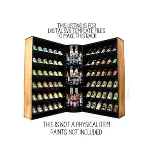 Könnte beinhalten: Ein dreiteiliges Display-Rack mit schwarzen Regalen und Holzseiten, gefüllt mit kleinen Flaschen. Der Text auf dem Bild lautet: "DIESES ANGEBOT GILT FÜR DIGITALE SVG-VORLAGENDATEIEN ZUR HERSTELLUNG DIESES RACKS. DIES IST KEIN PHYSISCHER ARTIKEL, FARBEN NICHT ENTHALTEN."