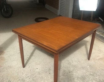 Könnte beinhalten: Ein rechteckiger Holztisch mit hellbrauner Oberfläche und vier schlanken Beinen. Der Tisch ist aus massivem Holz gefertigt und hat ein schlichtes, elegantes Design.
