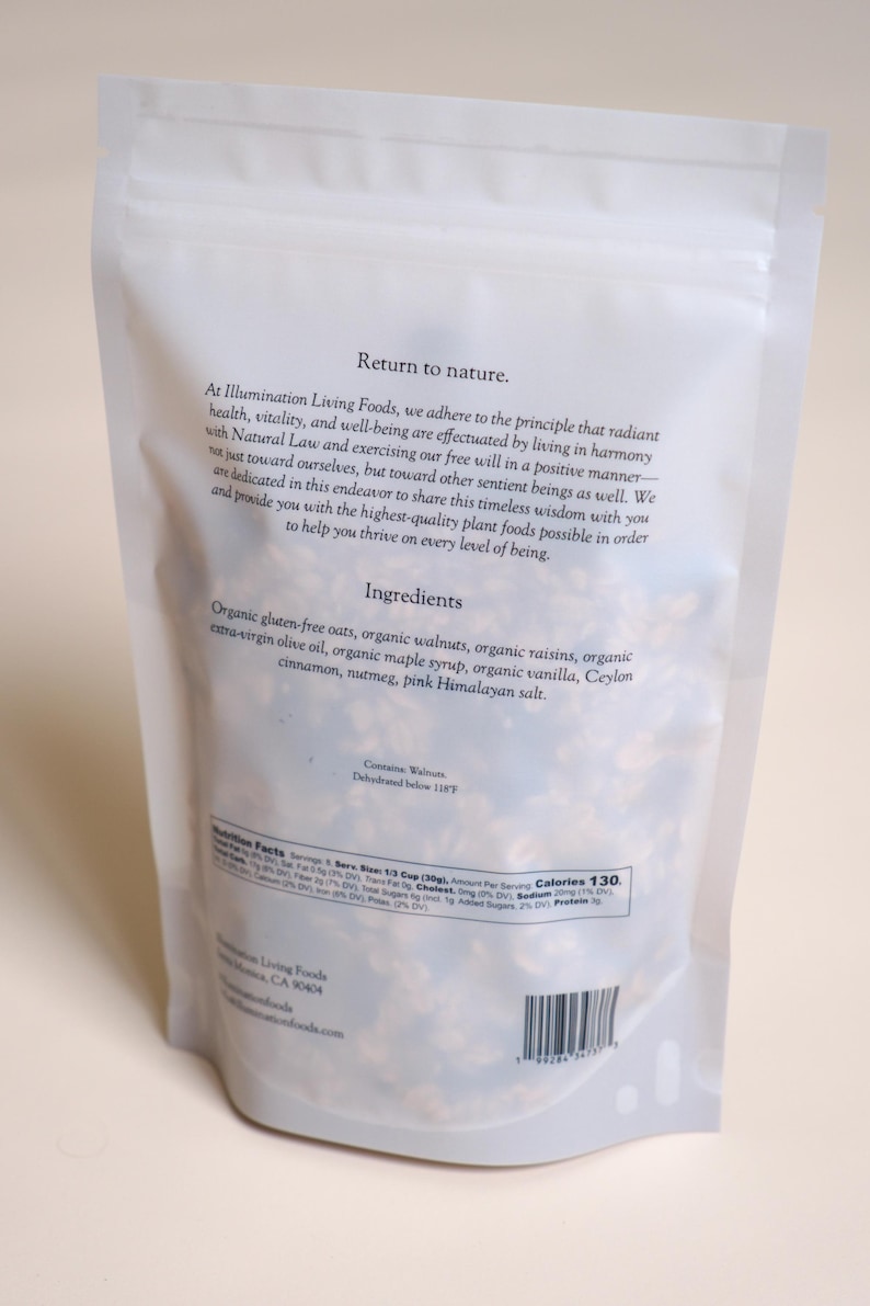 Pu&ograve; includere: Un sacchetto bianco e richiudibile di granola Illumination Living Foods. La confezione presenta testo, tra cui "Return to nature" e un elenco di ingredienti: avena biologica, noci, uvetta, olio d'oliva, sciroppo d'acero, vaniglia, cannella, noce moscata e sale rosa.