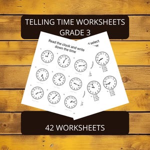Könnte beinhalten: Arbeitsblätter für Schüler der 3. Klasse mit Zifferblättern zum Üben der Uhrzeit. Die Arbeitsblätter enthalten den Text "Telling Time Worksheets Grade 3" und "42 Worksheets" auf einem Holzgrund.