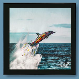 Peut inclure: Un dauphin coloré avec le mot "Save Us" peint sur son corps saute hors de l'océan, créant une gerbe d'eau. Le dauphin est peint dans des tons de rose, bleu, vert, jaune et orange. L'arrière-plan est un ciel bleu avec des nuages blancs.