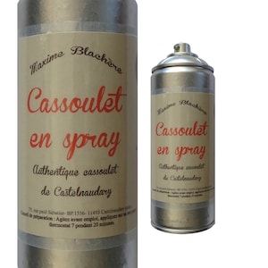 Puede incluir: Una lata de aerosol plateada de cassoulet, etiquetada "Maxime Blachère Cassoulet en spray Authentique cassoulet de Castelnaudary". La etiqueta es beige con texto rojo. La lata es un artículo de novedad.