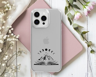 Peut inclure: Une coque de téléphone transparente avec un motif noir et blanc d'une chaîne de montagnes et d'un livre, avec une lune croissante et des étoiles au-dessus. La coque est conçue pour un iPhone.
