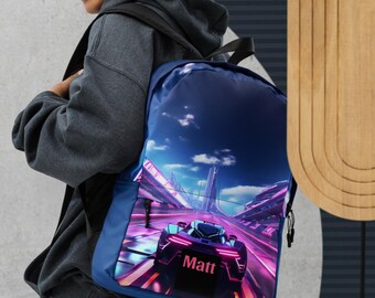 Mochila neon futurista em formato de carro de corrida com nome personalizado.