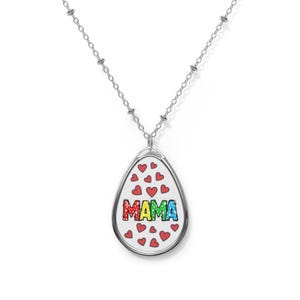 Collar ovalado de mamá con corazones