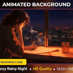 Puede incluir: Fondo animado con una persona sentada junto a una ventana, escribiendo en un cuaderno, con una vista de la ciudad al anochecer. El texto "Cozy Rainy Night" es visible en la parte inferior de la imagen.