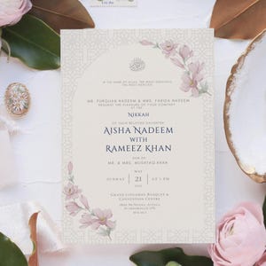 Może przedstawiać: Zaproszenie ślubne z imionami Aisha Nadeem i Rameez Khan, ozdobione r&oacute;żowymi motywami kwiatowymi. Zaproszenie zawiera datę, godzinę i miejsce ceremonii Nikkah.