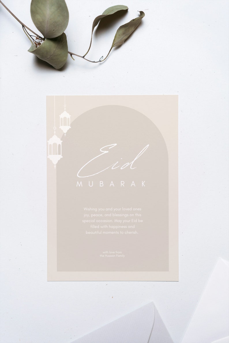 K&ouml;nnte beinhalten: Eine beige Karte mit einem wei&szlig;en Bogen und Laternen. Der Text "Eid Mubarak" ist in Kursivschrift geschrieben. Die Karte lautet "Wishing you and your loved ones joy, peace, and blessings on this special occasion. May your Eid be filled with happiness and beautiful moments to cherish. With love from the Hussain Family."