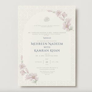 Może przedstawiać: Formalne zaproszenie na jasnobeżowym tle, z kwiatowymi akcentami i elegancką typografią. Karta zapowiada ceremonię Nikah, z imionami i szczeg&oacute;łami wydarzenia. Projekt zawiera dekoracyjną obw&oacute;dkę i kwiatowe ilustracje.