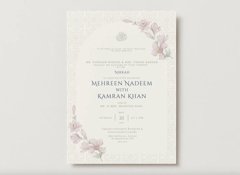 Może przedstawiać: Formalne zaproszenie na jasnobeżowym tle, z kwiatowymi akcentami i elegancką typografią. Karta zapowiada ceremonię Nikah, z imionami i szczeg&oacute;łami wydarzenia. Projekt zawiera dekoracyjną obw&oacute;dkę i kwiatowe ilustracje.