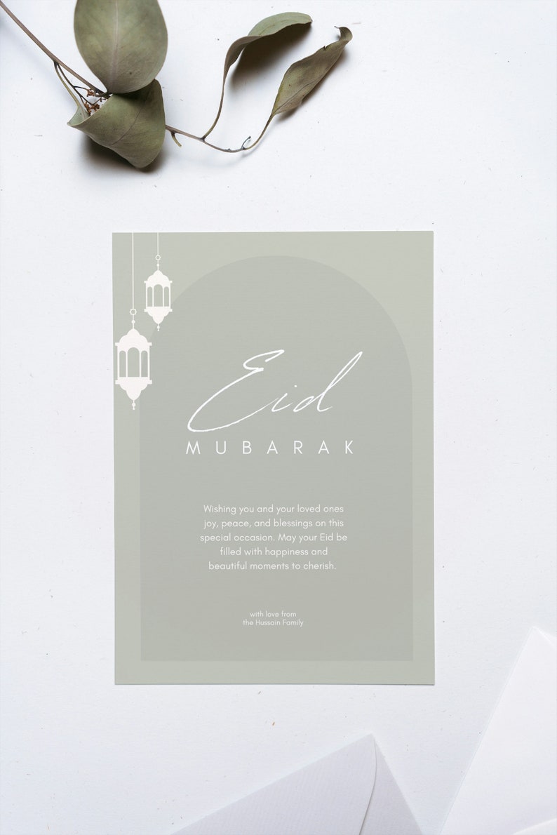K&ouml;nnte beinhalten: Eine gr&uuml;ne Karte mit dem Text "Eid Mubarak" in wei&szlig;er Kalligraphie. Die Karte zeigt einen wei&szlig;en Bogen mit drei wei&szlig;en Laternen, die daran h&auml;ngen. Der Text "Wishing you and your loved ones joy, peace, and blessings on this special occasion. May your Eid be filled with happiness and beautiful moments to cherish. with love from the Hussain Family" ist unter dem Bogen gedruckt.
