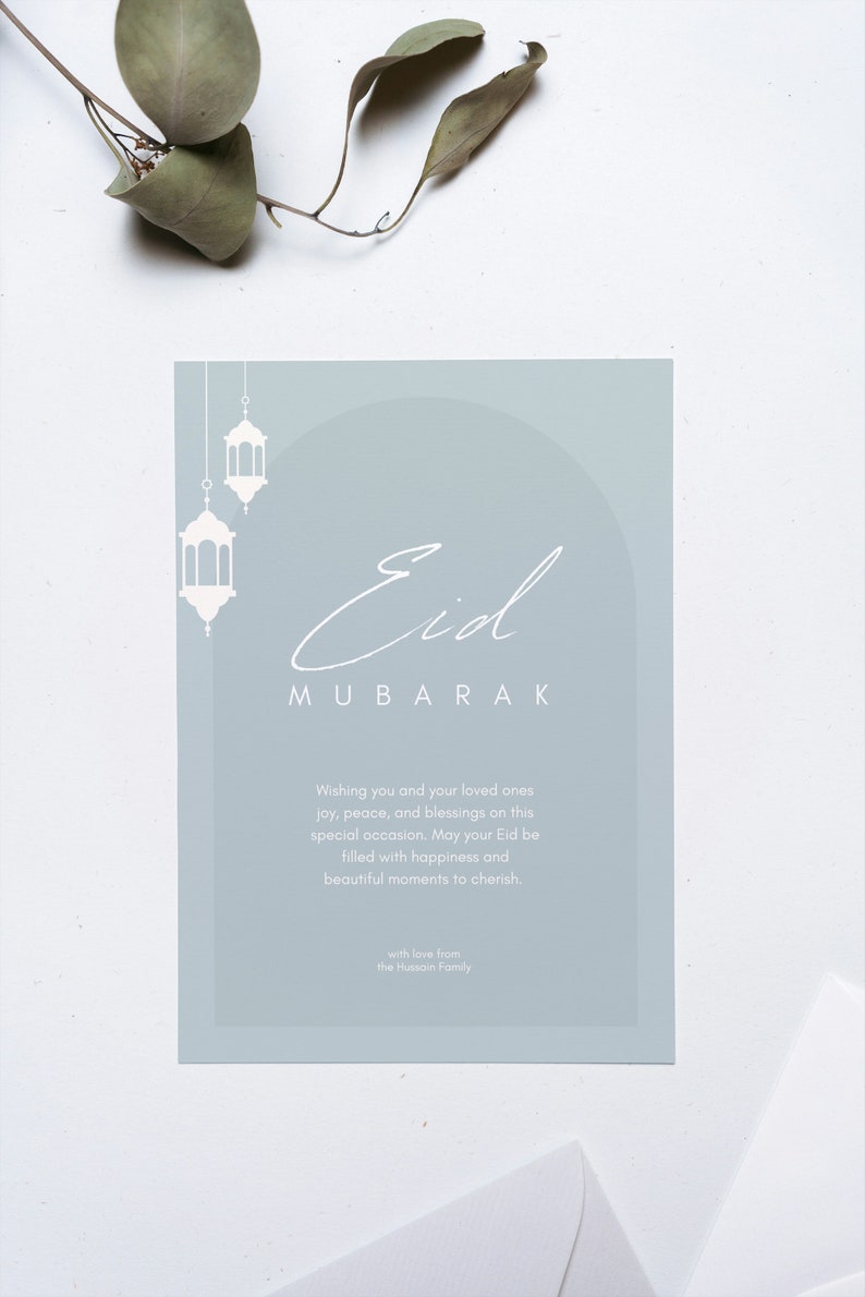 K&ouml;nnte beinhalten: Eine hellblaue Karte mit dem Text "Eid Mubarak" in wei&szlig;er Kalligraphie. Die Karte zeigt eine wei&szlig;e Silhouette eines Bogens mit drei h&auml;ngenden Laternen. Der Text "Wishing you and your loved ones joy, peace, and blessings on this special occasion. May your Eid be filled with happiness and beautiful moments to cherish. with love from the Hussain Family" ist in wei&szlig; gedruckt.