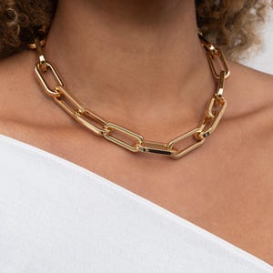 Dikke gouden chokerketting met rechthoekige schakels | 18K vergulde, gemakkelijke magnetische sluiting
