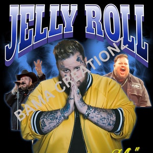 Puede incluir: Una camiseta negra con un gráfico azul y morado del texto "JELLY ROLL" sobre un fondo amarillo. El texto "BAMA CREATIONS" está impreso en blanco sobre el gráfico. La camiseta también presenta una foto de un hombre con una chaqueta amarilla con el texto "Somebody Save Me" impreso en amarillo debajo del gráfico.