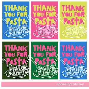 Può includere: Un set di sei stampe artistiche colorate con la scritta "THANK YOU FOR PASTA". Ogni stampa presenta un piatto di spaghetti con forchette, in vari colori di sfondo tra cui blu, rosa, verde e giallo.