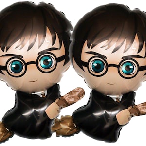 Puede incluir: Dos globos de aluminio de Harry Potter volando en una escoba. Los globos son negros y dorados con una imagen de dibujos animados de Harry Potter con gafas y una túnica negra.