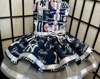 Vestido de perro de los Yankees de Nueva York con elegante vestido de amapola.