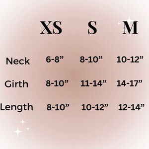 Puede incluir: Tabla de tallas para una prenda con medidas en pulgadas para el cuello, la circunferencia y la longitud. Las tallas son XS, S y M.