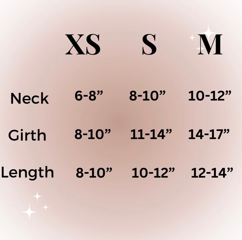 Puede incluir: Tabla de tallas para una prenda con medidas en pulgadas para el cuello, la circunferencia y la longitud. Las tallas son XS, S y M.