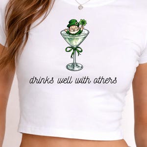 他の人と飲むのにぴったりの聖パトリックの日の面白いシャツデザインPNG、マティーニPng、聖パトリックの日のウェイトレス、グラスの中のレプラコーン