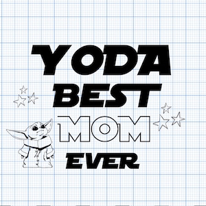 Peut inclure: Téléchargement numérique en noir et blanc avec un personnage de dessin animé et le texte "Yoda Best Mom Ever" et deux étoiles de chaque côté du texte.