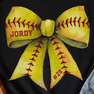 Lazo de coqueta de softbol personalizado Png, camiseta de mamá de softbol con nombre de niño y número de camiseta Png, día de juego Png, coqueta de softbol, mamá de softbol Png