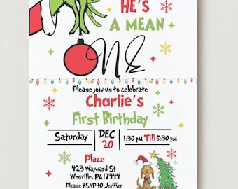 Pode incluir: Cartão de convite branco com tema Grinch. O cartão apresenta o texto "He's a Mean One" e "Charlie's First Birthday". Inclui uma mão do Grinch, um enfeite vermelho e um cachorro de desenho animado com um chapéu de Papai Noel. A data e a hora também estão incluídas.