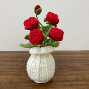 crochet roses, crochet flower in vase, housewarming gift, desk decoration, room decoration, handmade flower, gift for her