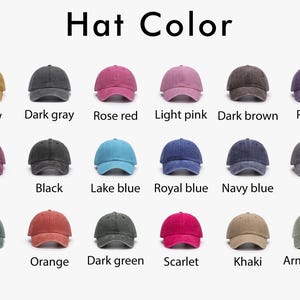 Pode incluir: Um gr&aacute;fico que mostra 16 cores diferentes de bon&eacute;s de beisebol. As cores incluem amarelo, cinza escuro, rosa vermelho, rosa claro, marrom escuro, roxo, vinho, preto, azul lago, azul royal, azul marinho, cinza, verde, laranja, verde escuro, escarlate, c&aacute;qui e verde militar.