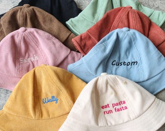 Haftowany dziecięcy kapelusz typu bucket hat, spersonalizowany dziecięcy kapelusz typu bucket hat z kordu, kapelusz przeciwsłoneczny, personalizacja na zamówienie, kapelusz letni, kapelusz plażowy