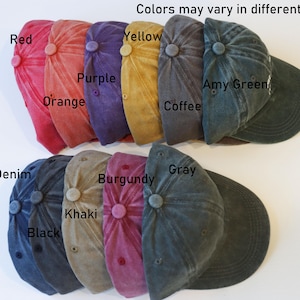 Puede incluir: Un conjunto de 12 gorras de b&eacute;isbol en blanco en varios colores, incluyendo rojo, naranja, amarillo, morado, denim, negro, caqui, burdeos, gris, caf&eacute; y Amy Green. Las gorras est&aacute;n dispuestas en dos filas, con la fila superior mostrando la parte delantera de las gorras y la fila inferior mostrando la parte trasera de las gorras.