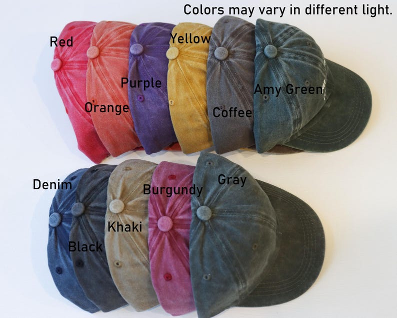 Puede incluir: Un conjunto de 12 gorras de b&eacute;isbol en blanco en varios colores, incluyendo rojo, naranja, amarillo, morado, denim, negro, caqui, burdeos, gris, caf&eacute; y Amy Green. Las gorras est&aacute;n dispuestas en dos filas, con la fila superior mostrando la parte delantera de las gorras y la fila inferior mostrando la parte trasera de las gorras.