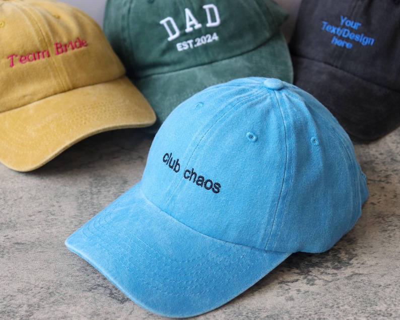 Pode incluir: Quatro bon&eacute;s de beisebol de cores diferentes com texto bordado. Os bon&eacute;s s&atilde;o azuis, verdes, amarelos e pretos. O texto nos bon&eacute;s diz "club chaos", "DAD EST. 2024", "Team Bride" e "Your Text/Design Here".