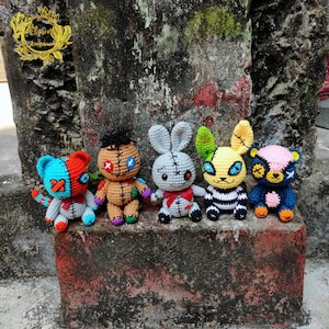 Fanmade Voodoo Puppe häkeln Plushies, Voodoo Puppe Amigurumi, gruselige Tiere Halloween Plüsch, gruselige Tiere Halloween häkeln, Voodoo Plüsch
