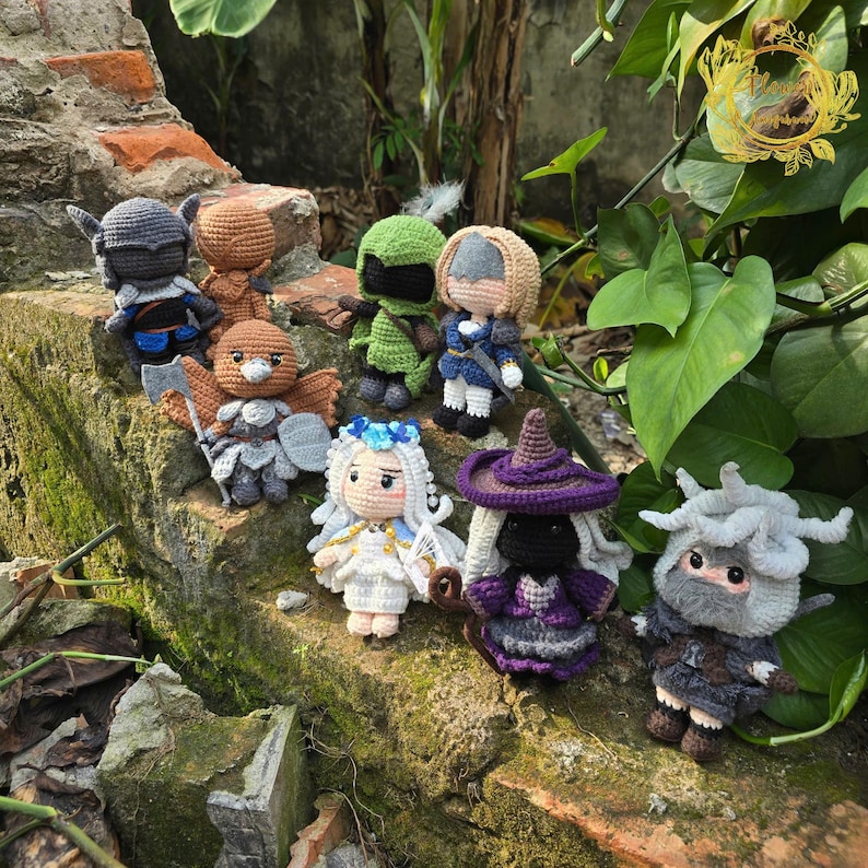 以下が含まれることがあります： 手作りの編み人形のコレクションで、それぞれがユニークなキャラクターを表しています。人形は、鎧、帽子、翼など、さまざまな衣装やアクセサリーを特徴としています。カラーパレットには、グレー、ブラウン、グリーン、ブルー、パープル、ホワイトの色合いが含まれています。