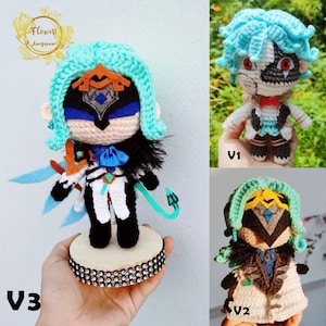 Puede incluir: Muñecas de ganchillo hechas a mano en tres versiones. Las muñecas tienen trajes azules, negros y blancos con rasgos faciales y cabello detallados. Una muñeca está montada sobre una base de madera. Las muñecas están diseñadas con detalles.