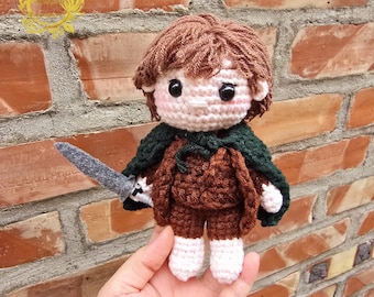 Amigurumi de crochê do Frodo Bolseiro, feito por fã de O Senhor dos Anéis; Pelúcia do Frodo Bolseiro; Figura do Frodo; Bichinhos de Pelúcia do Frodo; Boneco de crochê do Frodo