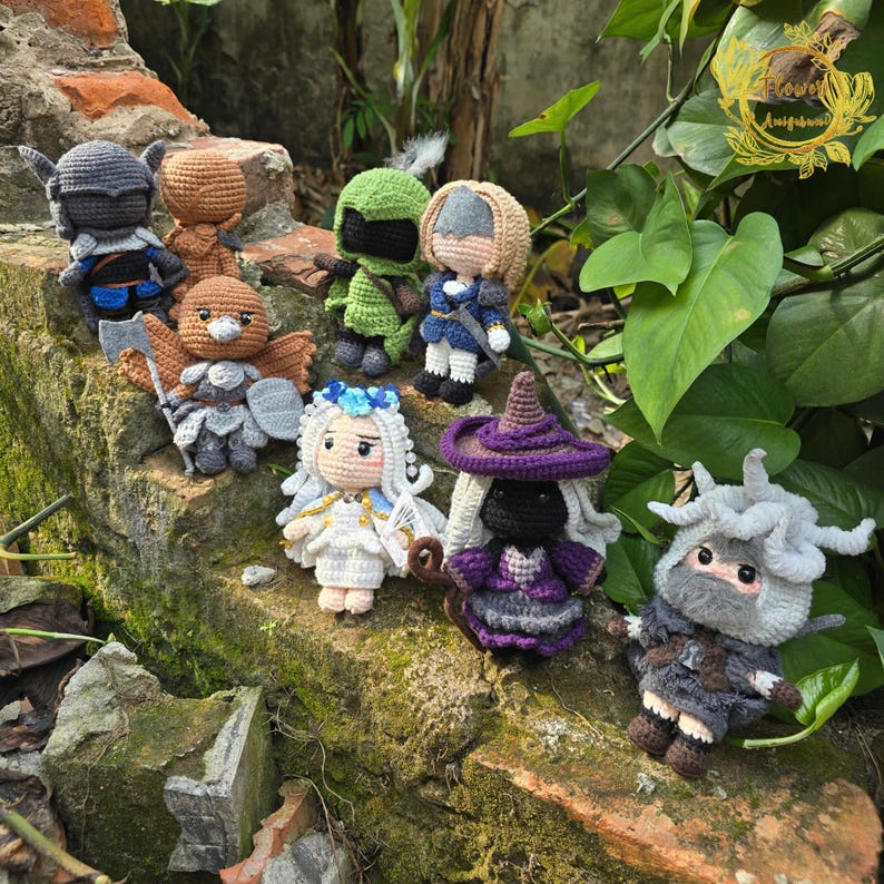 以下が含まれることがあります： 手作りの編み人形のコレクション。それぞれがユニークなキャラクターデザインです。人形は、帽子、鎧、武器など、さまざまな衣装とアクセサリーを特徴としています。カラーパレットには、茶色、緑、青、紫、白の色合いが含まれています。