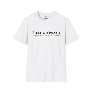 Puede incluir: Camiseta blanca con texto negro que dice "I AM A CYBORG I HAVE A INSULIN PUMP IMPLANT".