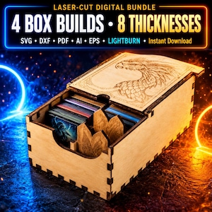 Könnte beinhalten: Eine lasergeschnittene Holzbox mit Schiebedeckel und Adler-Gravur. Die Box enthält mehrere Kartenstapel und trägt den Text: LASER-CUT DIGITAL BUNDLE, 4 BOX BUILDS, 8 THICKNESSES, SVG, DXF, PDF, AI, EPS, LIGHTBURN.