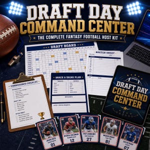 Könnte beinhalten: Ein Fantasy-Football-Gastgeber-Set mit einem Draft Day Command Center Schild, einem Draft-Board, einem Kaderblatt, einer Checkliste, einem Snack- und Getränkeplan, einem Tablet, einem Football, einer Pfeife und vier Spielerkarten für verschiedene Athleten.