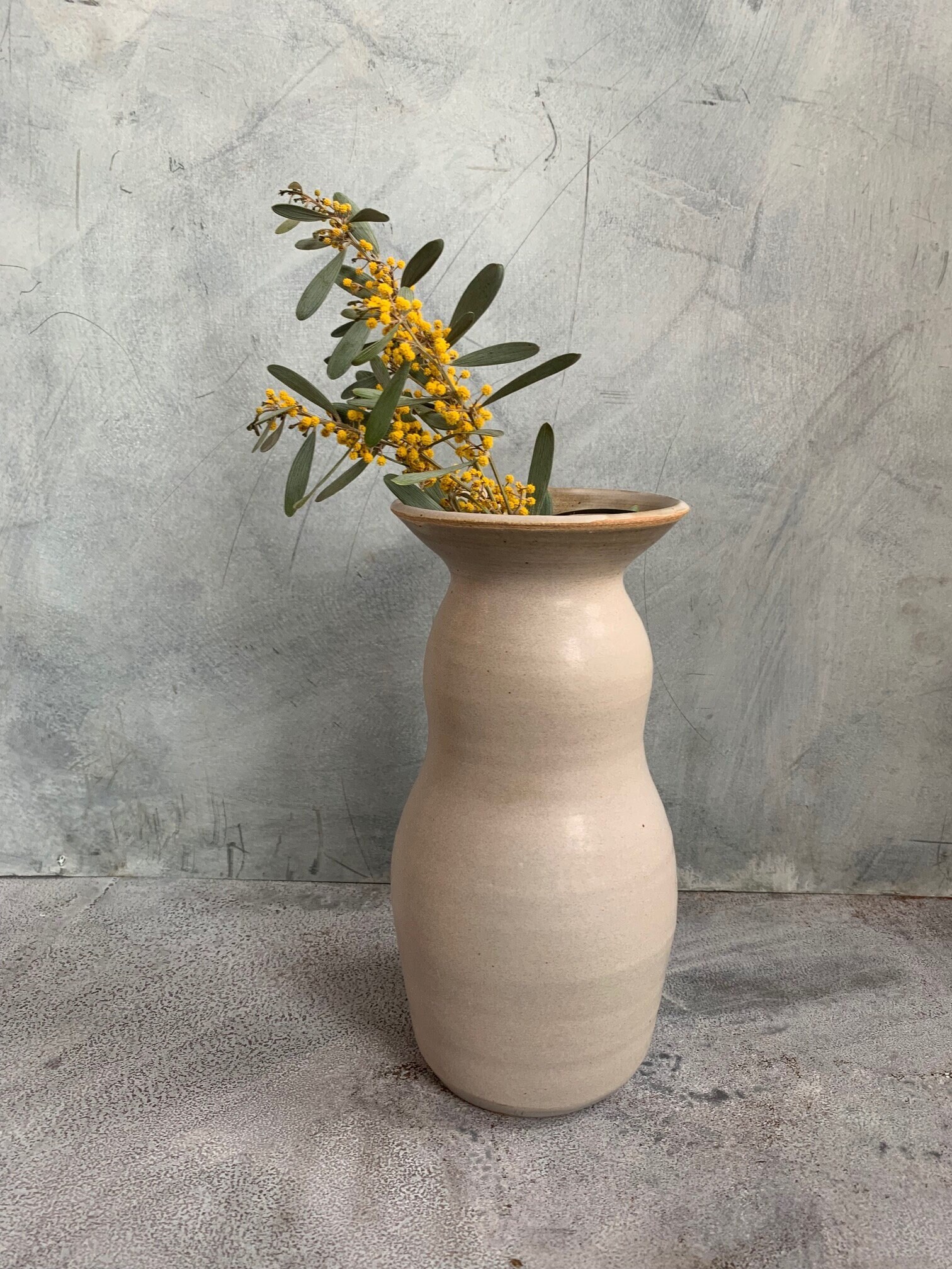 曲線を描く白い陶器の花瓶 - Etsy 日本