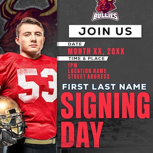 Può includere: Una maglia da football rosso e bianca con il numero 53 sul davanti. La maglia è indossata da un giocatore di football che tiene un casco dorato. Lo sfondo è un'immagine in bianco e nero di uno stadio di football. Il testo "BULLIES" è in un logo rosso e bianco con una testa di toro. Il testo "JOIN US" è in bianco. Il testo "DATE" è in bianco. Il testo "MONTH XX, 20XX" è in bianco. Il testo "TIME & PLACE" è in bianco. Il testo "1PM" è in bianco. Il testo "LOCATION NAME" è in bianco. Il testo "STREET ADDRESS" è in bianco. Il testo "FIRST LAST NAME" è in bianco. Il testo "SIGNING DAY" è in rosso.