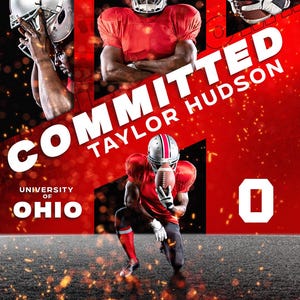 Può includere: Un giocatore di football americano con una maglia rossa con il testo "COMMITTED TAYLOR HUDSON" e "UNIVERSITY OF OHIO" su uno sfondo rosso e nero. Il giocatore tiene un pallone da football e indossa un casco.