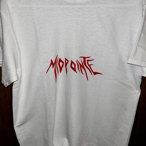 Könnte beinhalten: Weißes T-Shirt mit einem roten grafischen Aufdruck des Wortes "MIDPOINTE" in einer stilisierten Schrift.