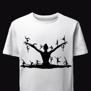 Peut inclure: T-shirt blanc avec une silhouette noire d'une gymnaste en grand écart, entourée de petites figures de gymnastes dans diverses poses. Le design est centré sur le t-shirt, créant un look dynamique et artistique. Pour les passionnés de gymnastique.